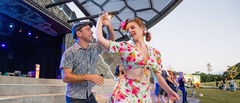 Dancing on the Green &ndash; Swingin&rsquo; Sunrise